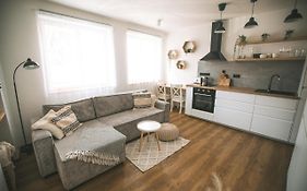 KVARTÝR - apartmán na náměstí v České Lípě, s bezplatným parkováním u domu